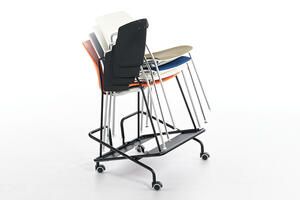 Auf dem Rollwagen können die Stuhlstapel transportiert und gelagert werden